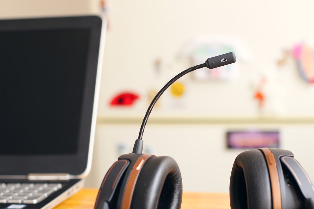 Petugas layanan pelanggan memakai headset