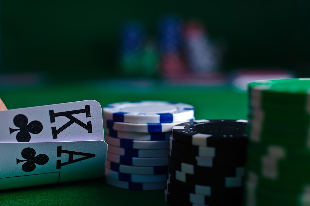 Meja permainan kasino dengan tumpukan keripik poker dan kartu remi