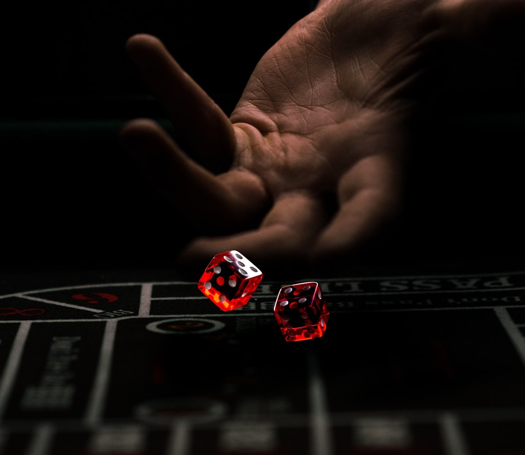 Meja roulette dengan roda berputar di studio live casino