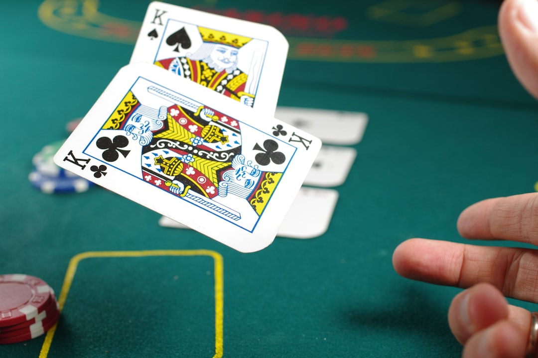 Kartu poker dan tumpukan keripik di atas meja kain hijau
