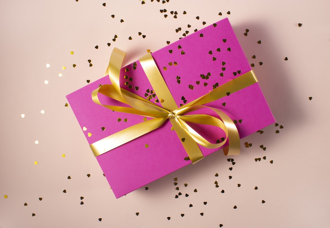 Kado hadiah dengan pita emas