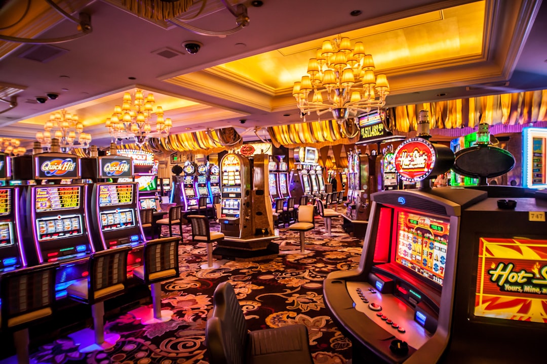 Deretan mesin slot dengan lampu neon di kasino